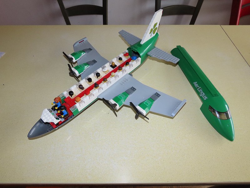 Un avion de ligne Lego 48036775858_fc3b4b89ae_c