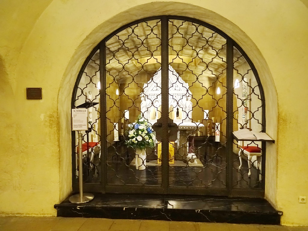 Sepulcro de St. Willibrord Cripta Abadia San Willibrord Basilica menor Echternach Luxemburgo 01