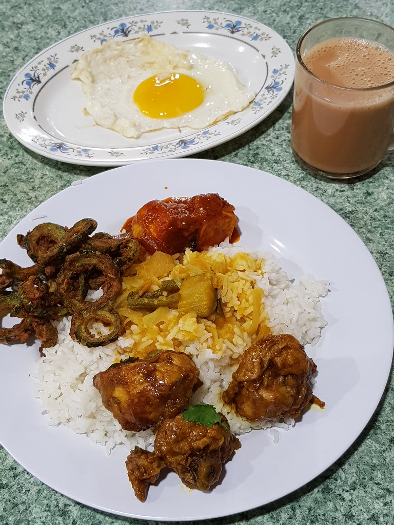 印度咖喱鸡块饭 Chicken Varuval rm$7.20 & 奶茶 Teh Tarik rm$1.70 @ Taipan Curry House USJ10