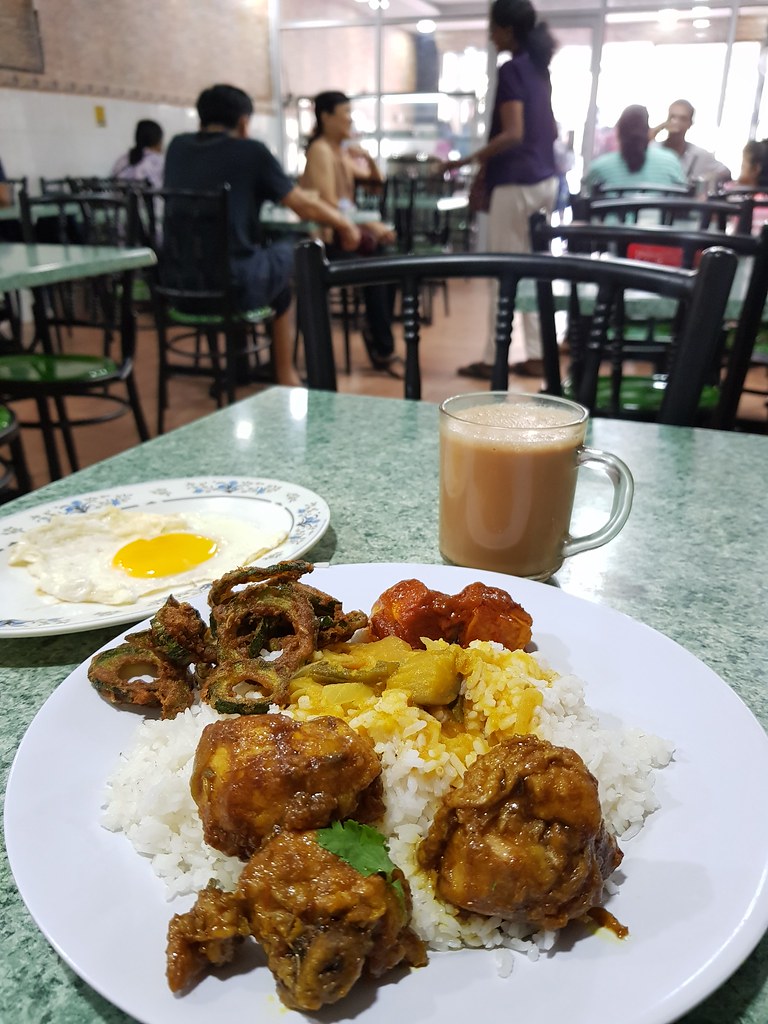 印度咖喱鸡块饭 Chicken Varuval rm$7.20 & 奶茶 Teh Tarik rm$1.70 @ Taipan Curry House USJ10