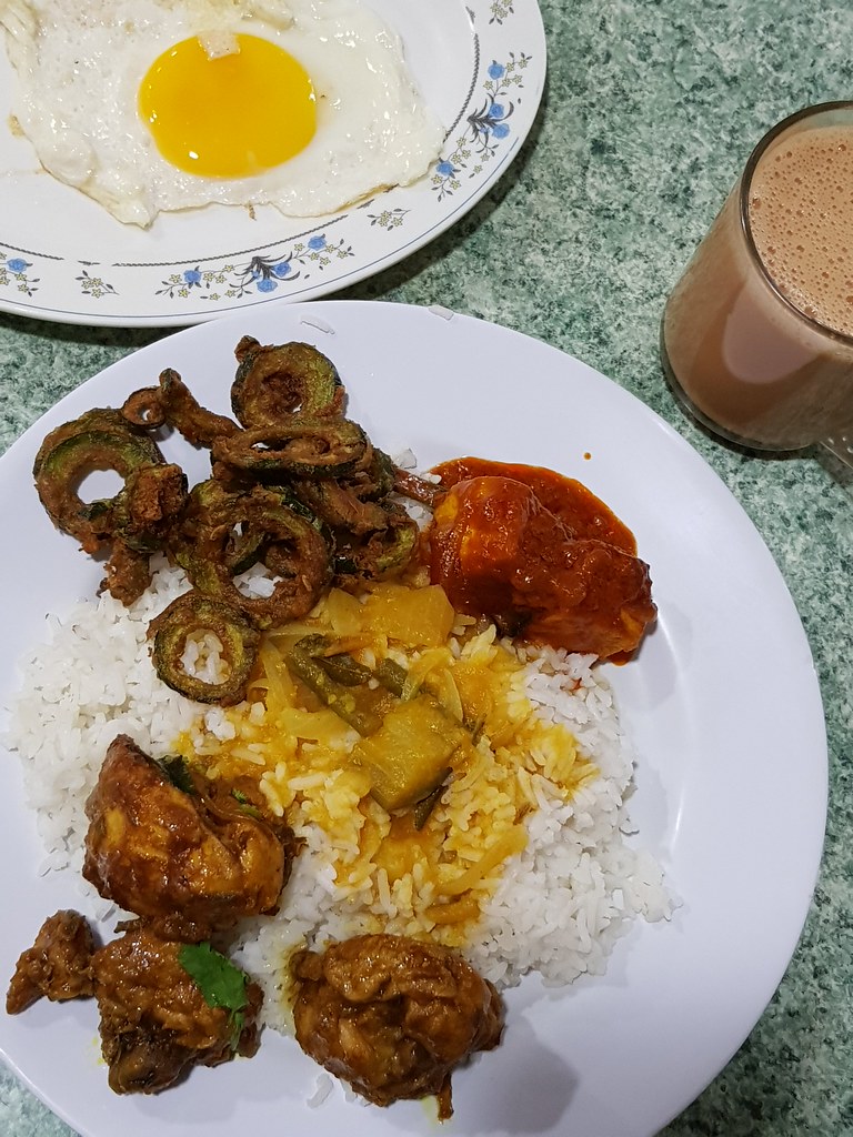 印度咖喱鸡块饭 Chicken Varuval rm$7.20 & 奶茶 Teh Tarik rm$1.70 @ Taipan Curry House USJ10