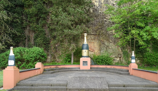 botellas plaza exterior bodega Cave St Martin Remich Luxemburgo 01