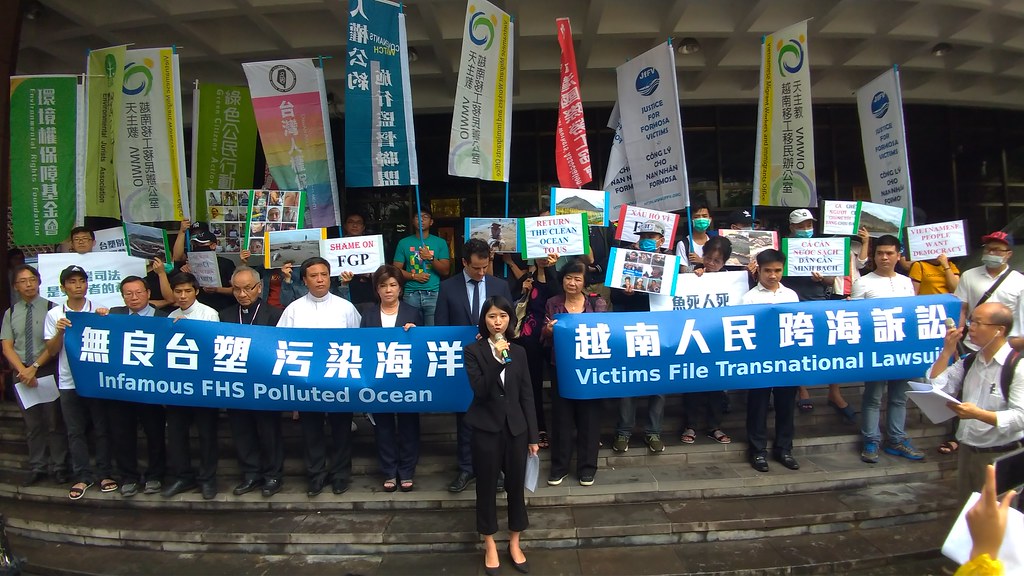 2019年6月環境法律人協會與多個公民團體陪同受害民眾前往地方法院，控告台塑集團越南河靜鋼鐵公司。資料照。攝影：孫文臨