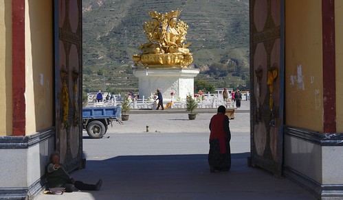 tibetབོད བོད་ལྗོངས། 2018 ༢༠༡༨ ©janreurink tibetanplateauབོད་མཐོ་སྒང་bötogang amdoཨ༌མདོ khamཁམས་བོད easterntibet repgongརེབ་གོང་།county goldenstatueof3buddhas rongwogönchömpellingdolmasquare