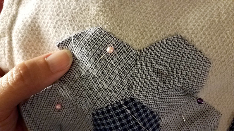 2 ways of attaching hexagon appliques