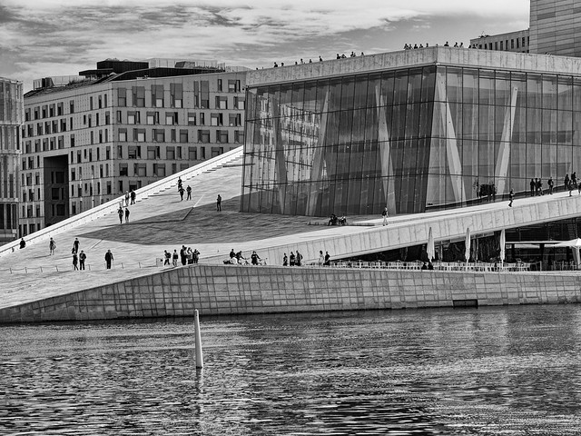Das neue Opernhaus in Oslo - von der Wasserseite her gesehen.