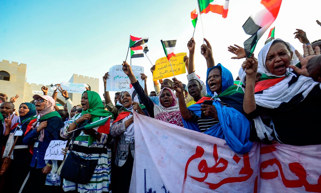 今年四月，蘇丹民眾聚集在喀土木某個軍事機構外示威。（圖片來源：Hemmeaida/AFP）