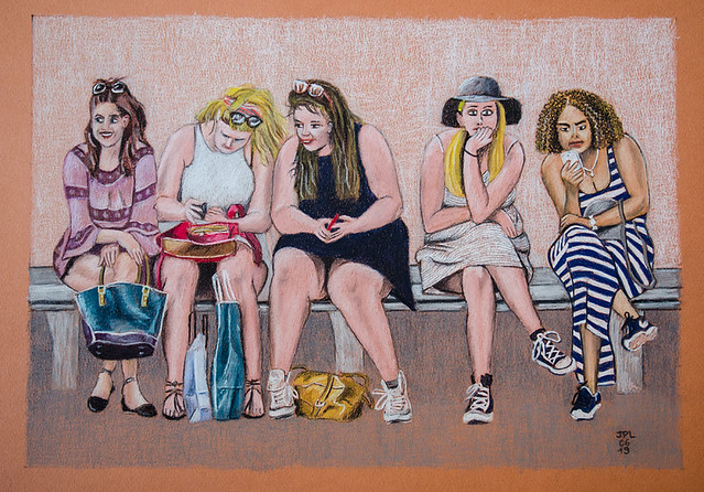 Cinq filles sur un banc
