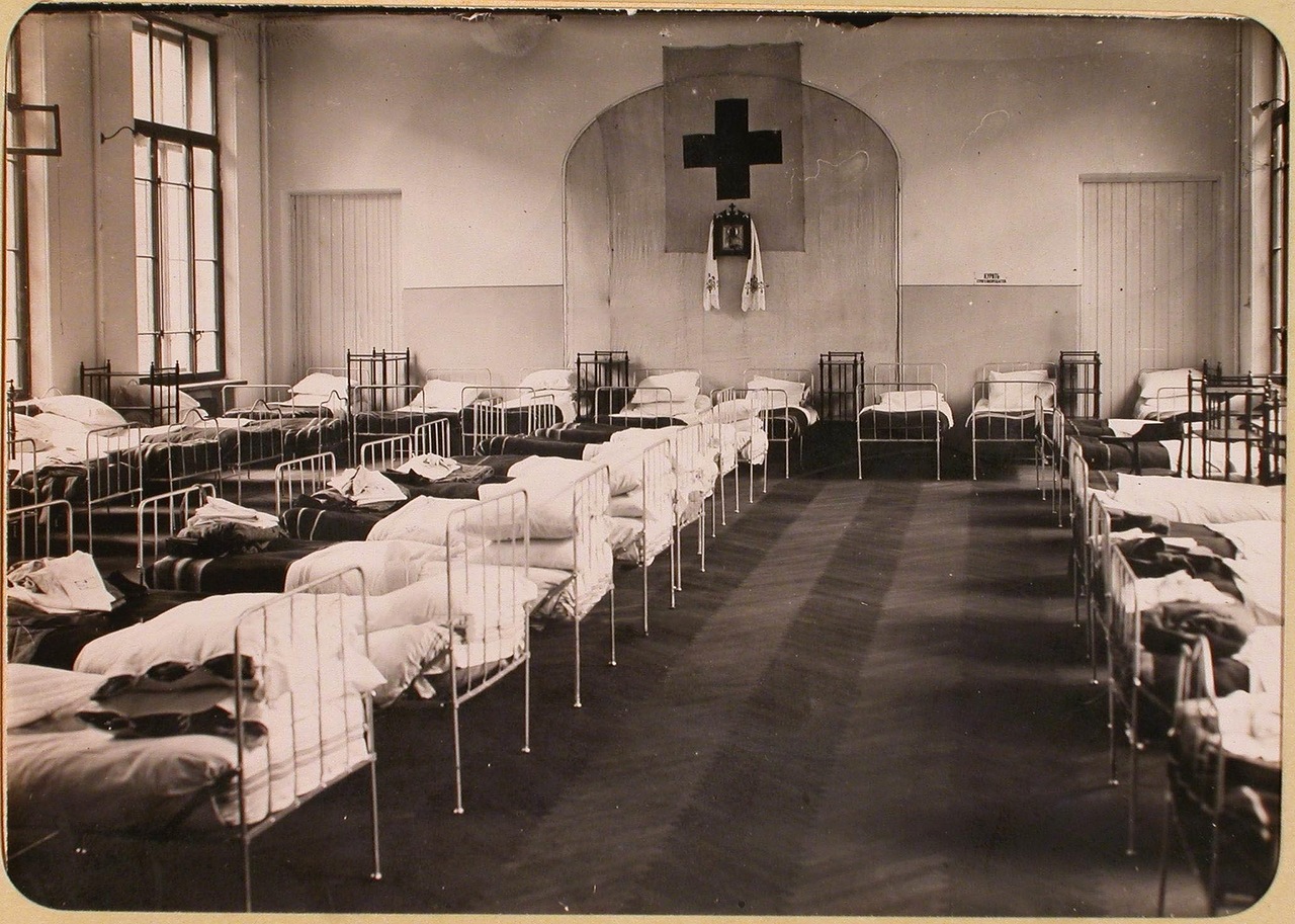 04. Вид одной из палат госпиталя, оборудованного в здании Политехнического института
