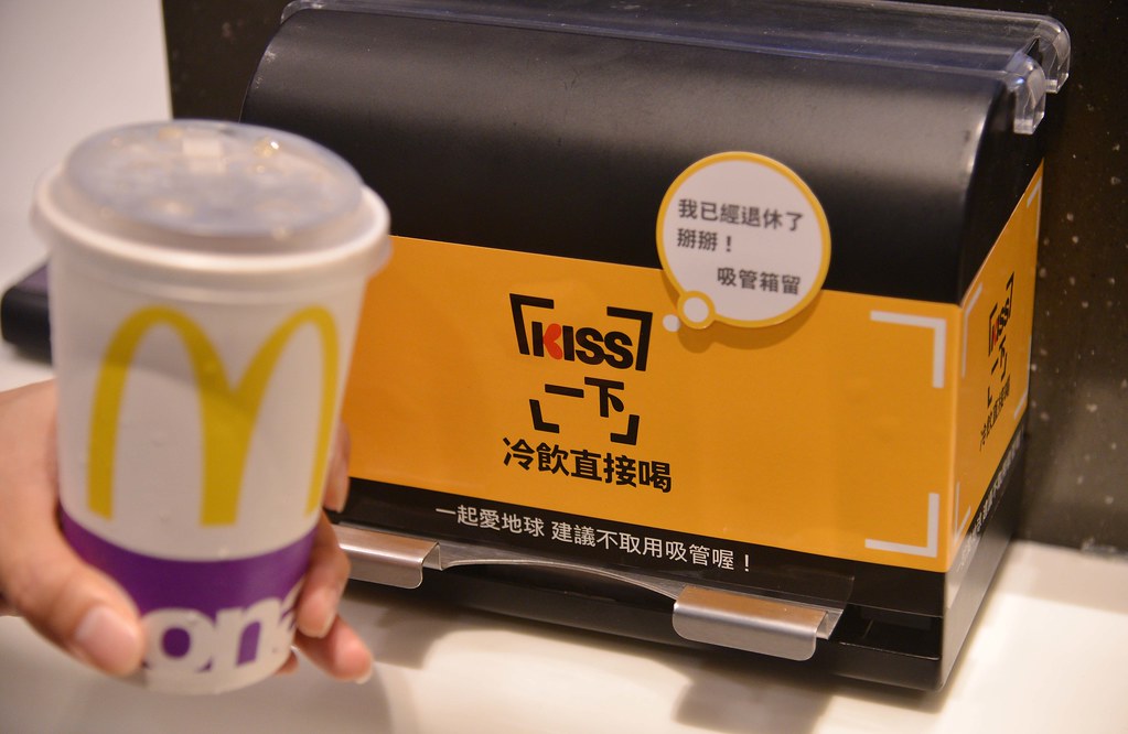 4/12日起，台灣麥當勞全台推行「冷飲直接喝」，櫃檯不再主動提供吸管。麥當勞提供