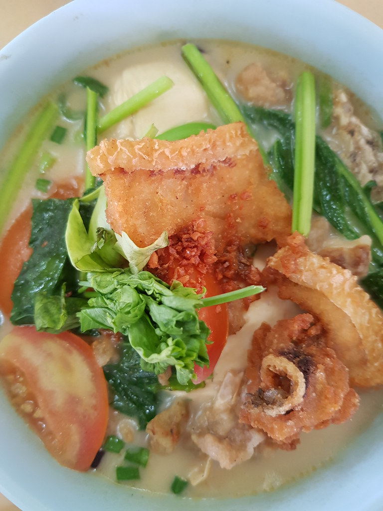 鱼头米粉 Fish Head Noodle rm8 & 奶茶 TehC rm$1.60 @ 太平人茶餐厅 Restoran Taiping Lang Kopitiam