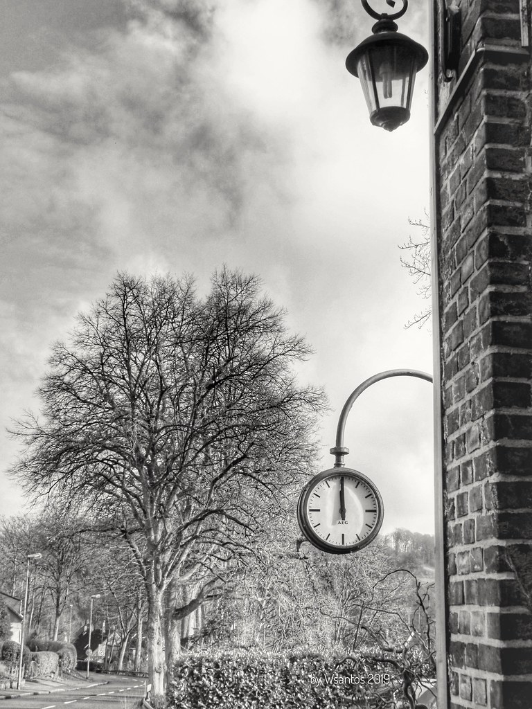 Um relógio em uma rua na Alemanha