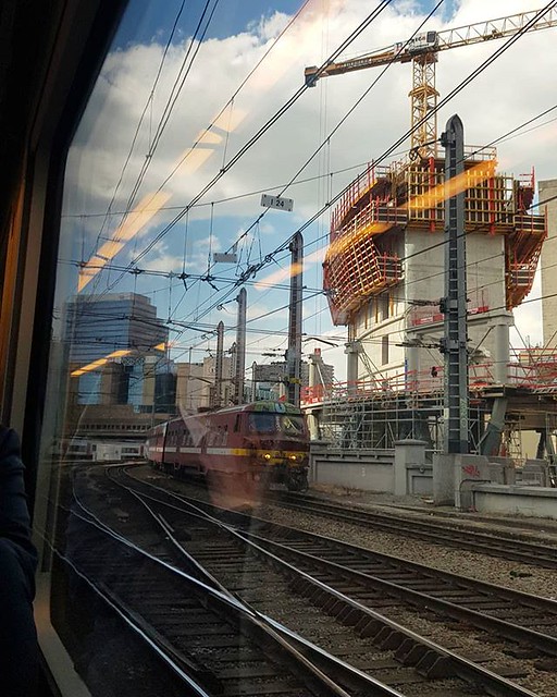 'On the way home' - # #Brussels #Belgium #railroad #rail #train #commuter #Bruxellesmabelle #Bruxelles #Brussel #Belgie #Belgique #tracks #city #urban #construction #hellhole #visitbrussels #welovebrussels #Samsung #igersbrussels #igersbelgium