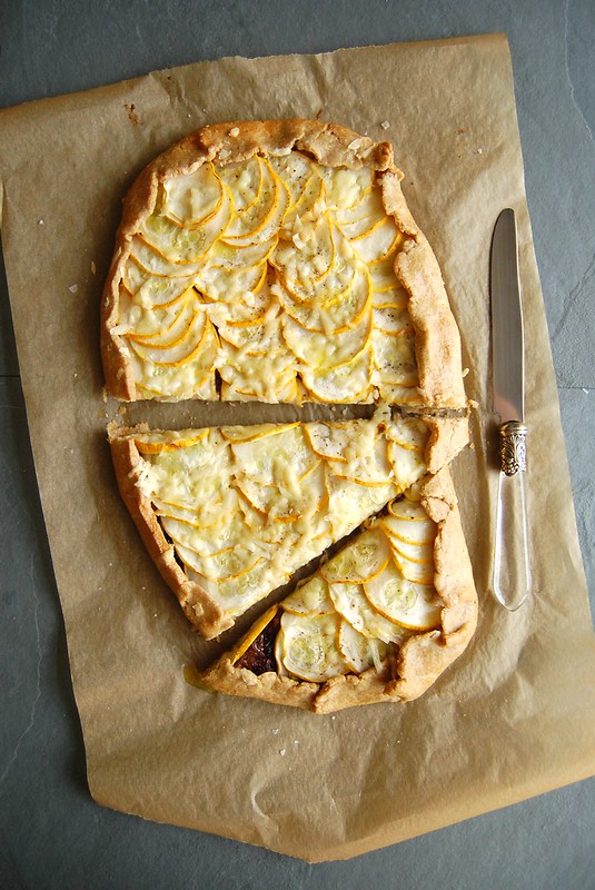 Galette de abobrinha, cebola e queijo com massa de azeite