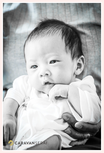 2か月の赤ちゃん　モノクロ写真　イケメン