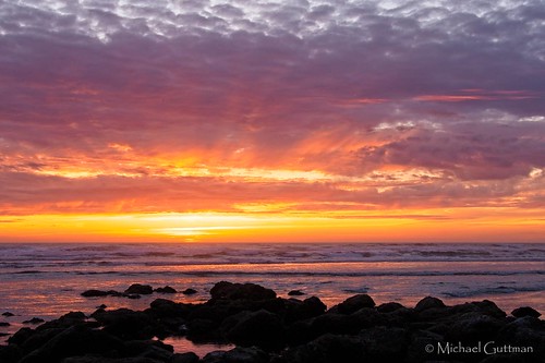 newport oregon nyebeach sunset ocean clouds rocks silhouette sunsetcolors