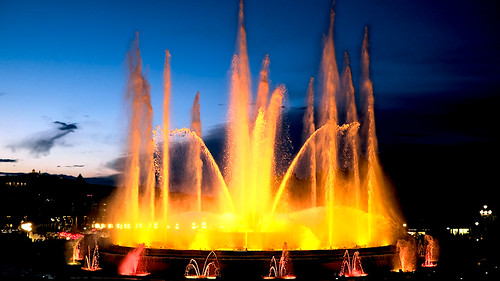 plaça plaza parc park parco montjuic montjuïc fountain fontaine fuente fontana font design diseño sky cielo mountain water agua acqua music magic colour color colors colores light lights citylights show dark darkness shadow shadows people dusk anochecer nightfall night nightshow nightshot nightview outside outdoor