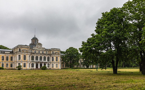 grass russia nature water saintpetersburg city orange estate morning summer tree architecture yellow manor shadow landscape cloudy outdoor petergof town countryside old building exterior green overcast house park design skyscape sky rain znamenka field
