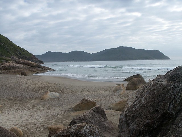 Praia com rochas