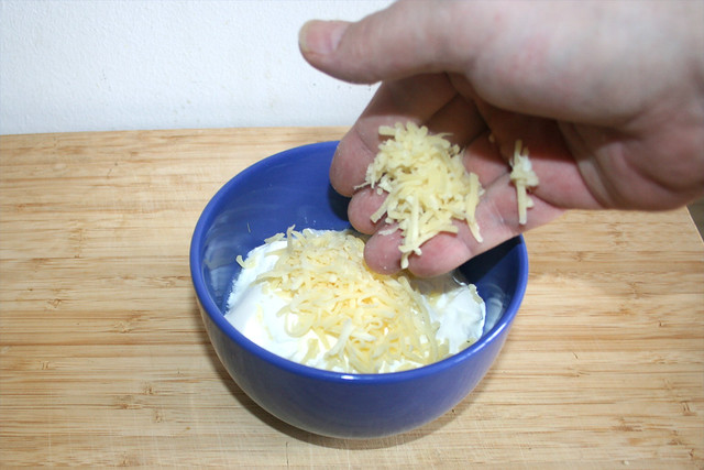 04 - Sauerrahm & Käse in Schüssel geben / Put sour cream & cheese in bowl