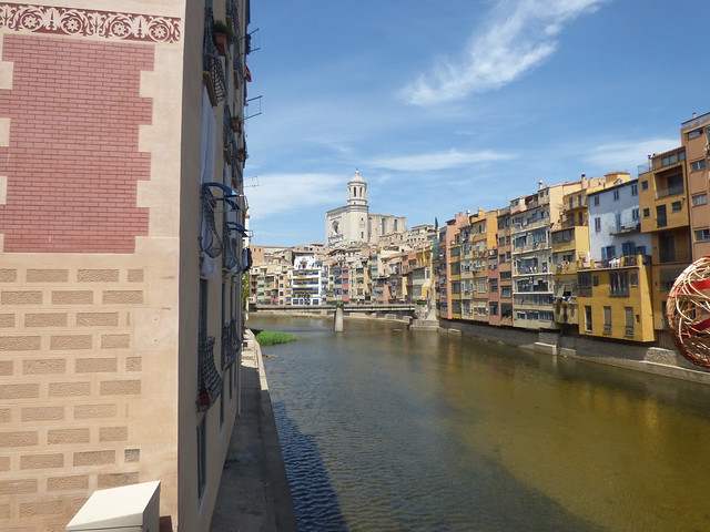 Pont de Sant Agustí and Girona Cathedral over the Riu Onyar in Girona - Temp de Flors 2019 - Les flors vessen
