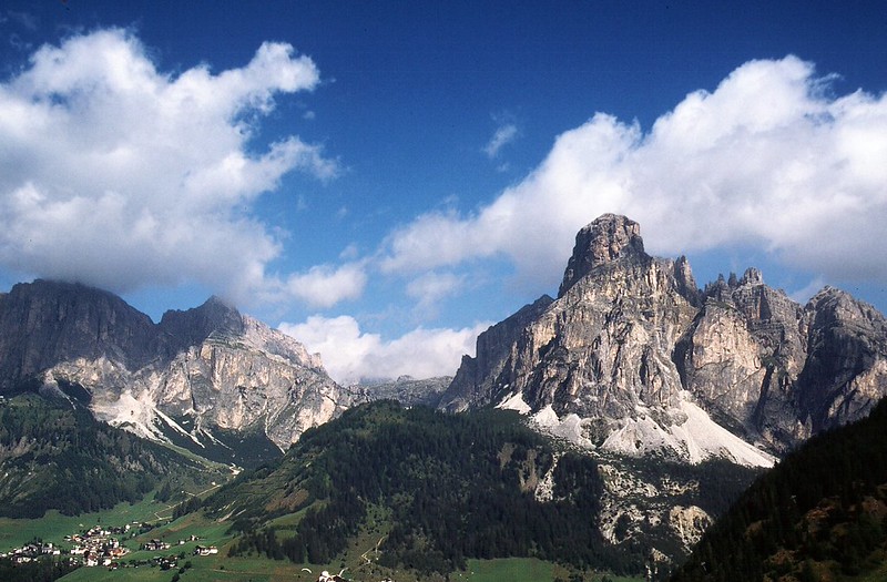 t9901191F | Sass Songher (2665 m) oberhalb Colfuschg. Puez / Dolomiten, 09.08.1999