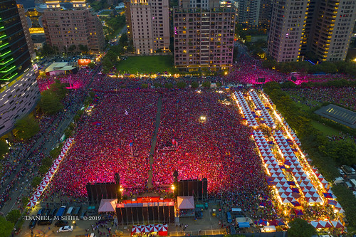 hankuoyu taichung taiwan 2019 cityscape danielmshih aerial ntc國家商貿中心 韓國瑜 韓國瑜台中造勢大會 航拍 空拍 空中攝影 mavic2pro dji drone flight aerialshot aerialphoto photojournalism photo red