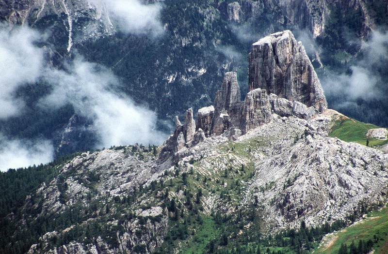 t9901116F | Blick vom Piccolo Lagazuoi auf die Cinque Torri (2366 m). Ampezzaner Dolomiten, 07.08.1999
