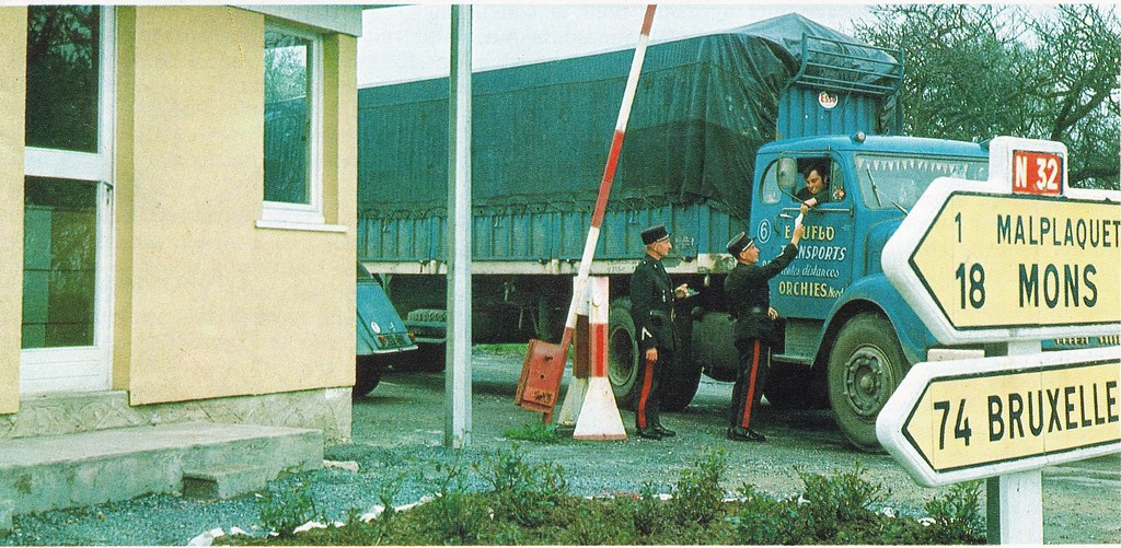 Postcard Découvrir la France Le Poste de douane 1970a
