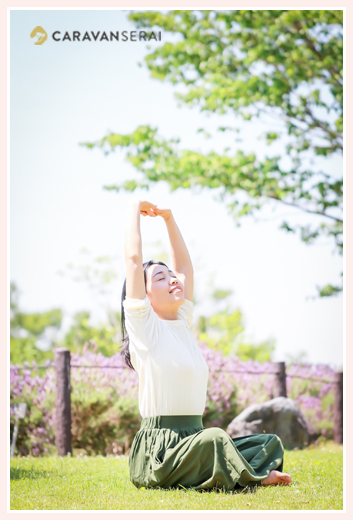 過食症専門カウンセリング「ハッピーフローラ(Happy Flora)」鈴木玲奈さま　屋外で瞑想