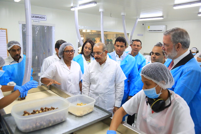 Presidente Danilo Medina participa en inicio de operaciones planta procesadora de macadamia de la firma La Loma, primera en el Caribe