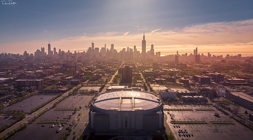chicago illinois unitedstatesofamerica united center sunrise gold haze skyline city drone bulls morning pertl dji mavic air