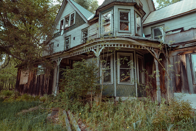 Decayed, an abandoned time capsule house