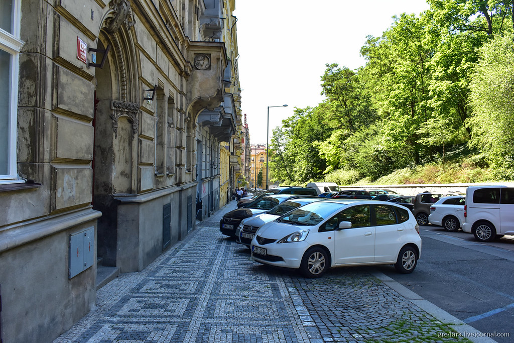 Идеальна ли Прага? пешеходный переход, трамвай, прага, метро, парковка