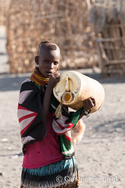 Turkana woman carrying water container [bc1080]