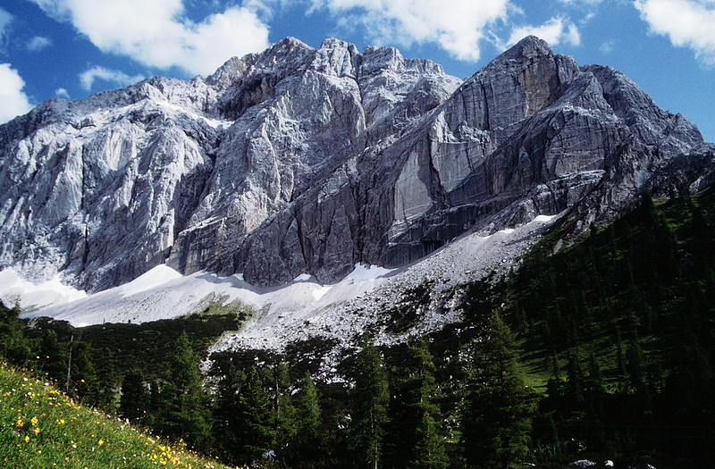 t9302026F | Speckkarspitze (2621 m) mit Schnitlwänden. Karwendel / Tirol, 29.06.1993