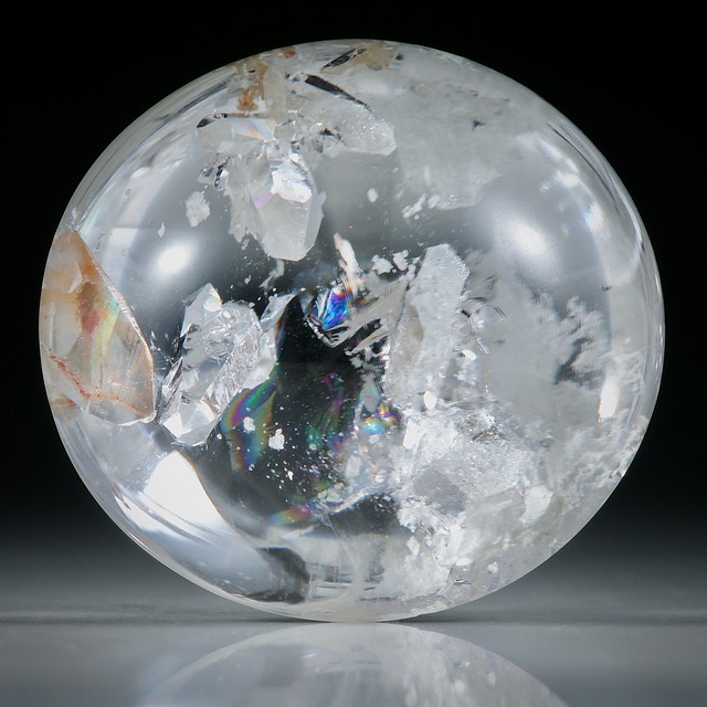 Quarz in Quarz 89.22ct. Bergkristall mit eingewachsenen Kristallen, ovaler Cabochon ca.29.5x27.5x18mm