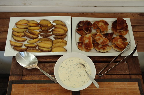 Panierte Kohlrabi mit Kartoffelspalten und Joghurt-Schnittlauch-Dip