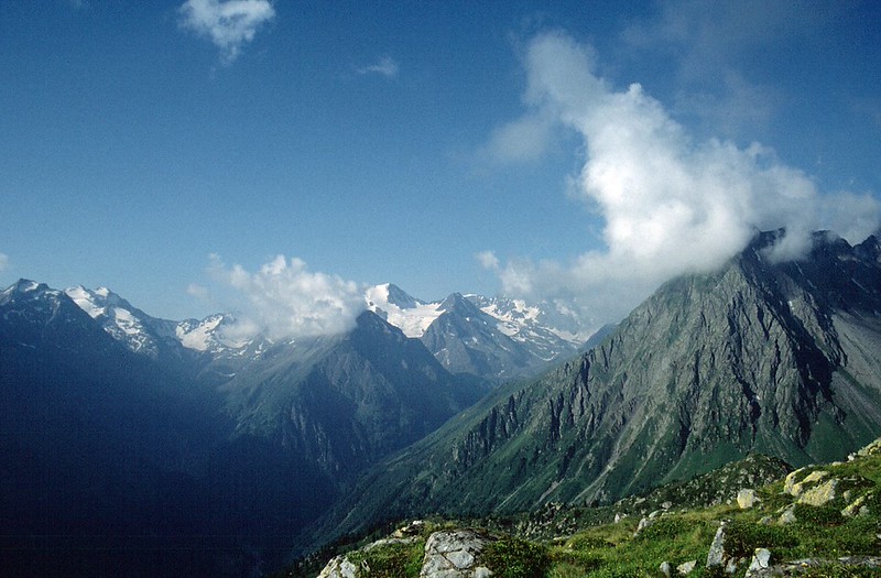 t9401028F | Blick ins obere Alpeiner Talmit den Knotenspitzen Stubaier Alpen, 11.07.1994