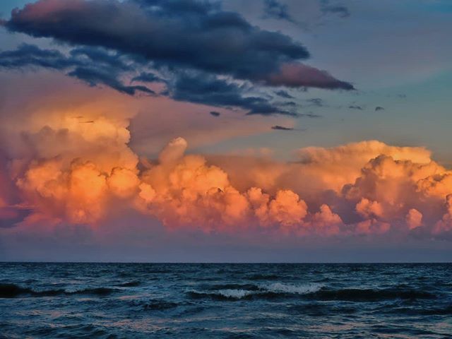 Sanibel Sunset 6/29/19 #sanibelisland #sunset #intensesunset #olympusinspired #nevergetsold #beachwalk #nightlyritual #vacationvibes #clouds #seascape #nationalcameraday