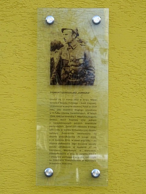 Tribute to Zygmunt Szendzielarz on the wall of Primary School 395