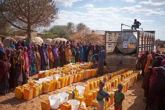 somalia_blog_-_crowd_collects_water