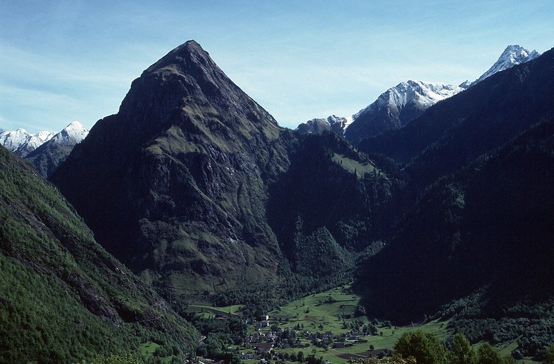 t9801010F | Der Monte Sosto (2220 m) über dem Talschluss des Blenio-Tales. Val Blenio, Tessin, 31.05.1998