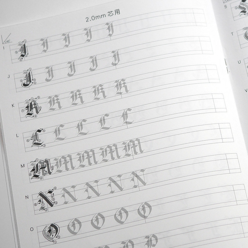 呉竹 ZIG マーカーで書く カリグラフィ練習帳 イタリック体 ゴシック体