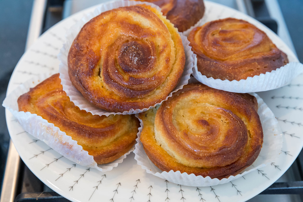 Süße Gebäckschnecken in Muffinförmchen auf einem weißen Po… | Flickr