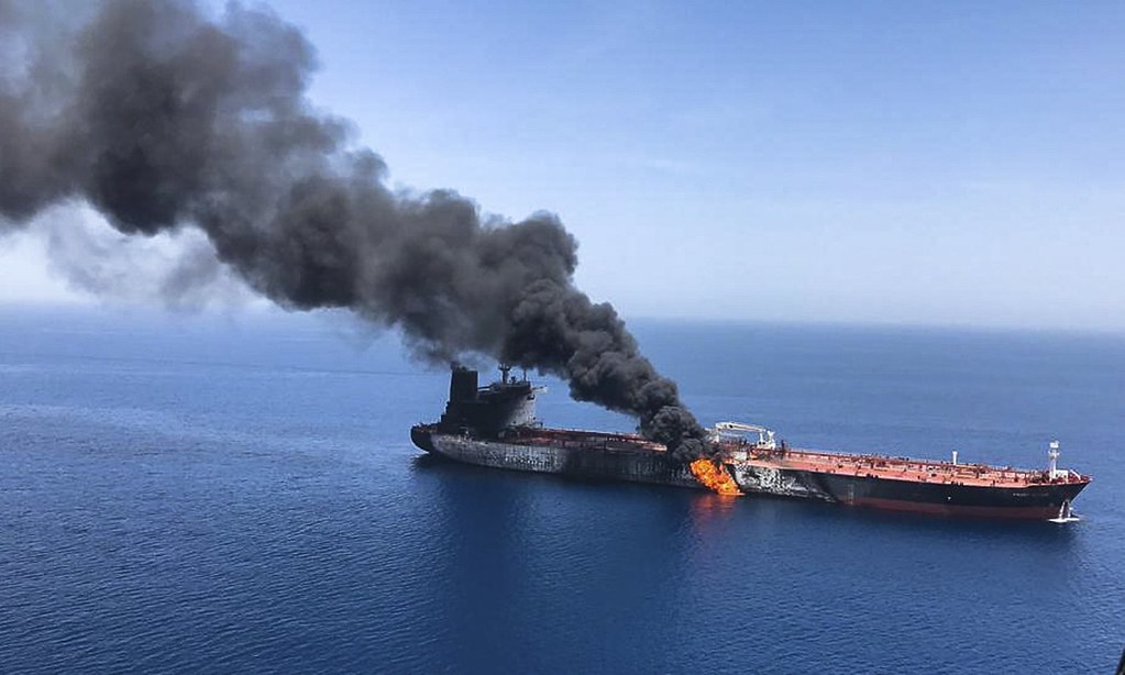 6月13日，兩艘油輪於阿曼灣遇襲。（圖片來源：AP）