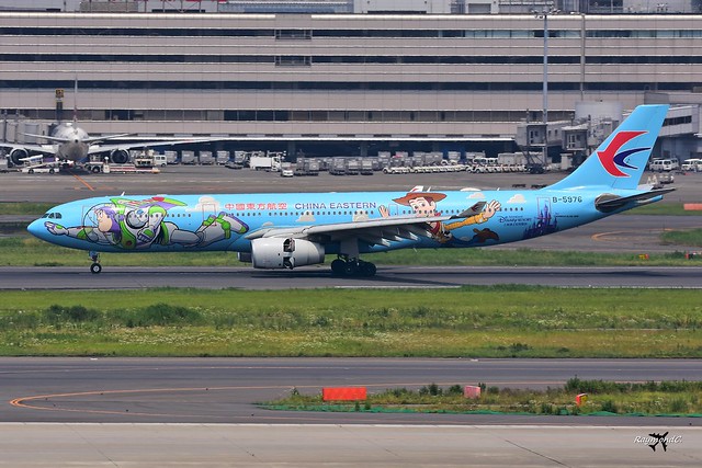 China Eastern Airlines Airbus A330-343 B-5976 (Disneyland Shanghai Livery).
