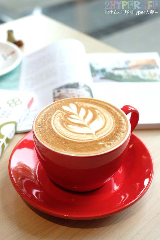 !’M COFFEE│成功大學週邊純白簡潔色系咖啡館，義式咖啡都百元以下！平價也能喝到單一產地手沖咖啡～ @強生與小吠的Hyper人蔘~