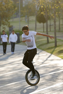 Youngster on monocycle. / Joven en monociclo