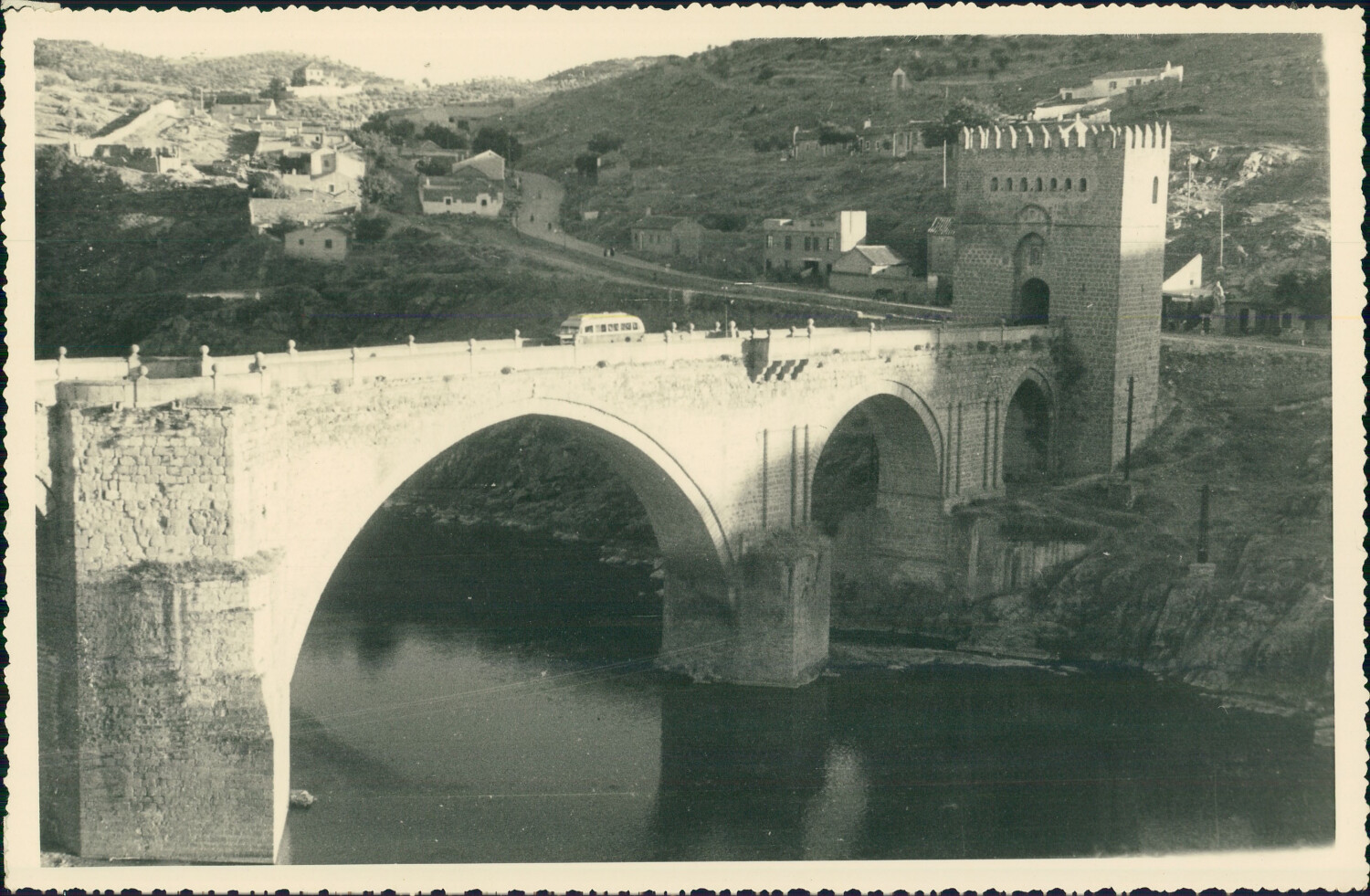 Un autobús cruza el Puente de San Martín de Toledo hacia 1950 en una foto de unos viajeros franceses en su periplo hacia Marruecos